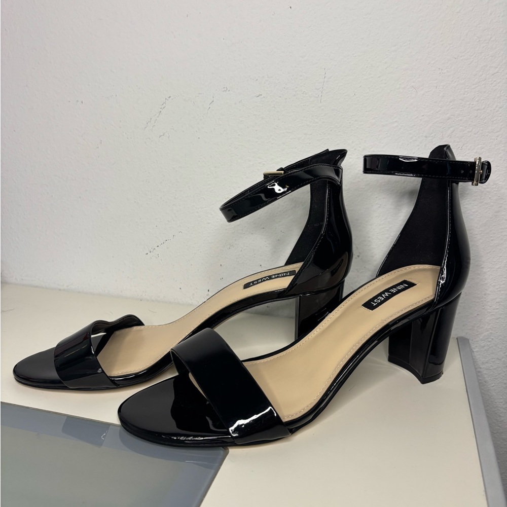 NINE WEST GLOSSY BLACK STRAP OVER HEELS SZ 10W